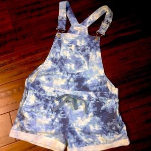 Girls blue & white shirt over alls💙🤍 Junior M